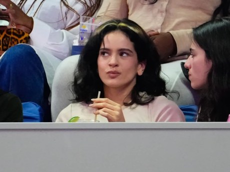Rosalía y Loli Bahia protagonizan su primer beso público en Nueva York