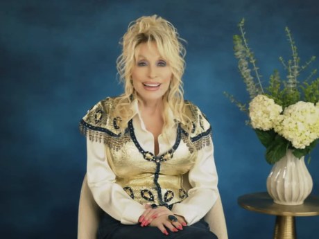 Emiten un mensaje de Dolly Parton grabado antes de su muerte