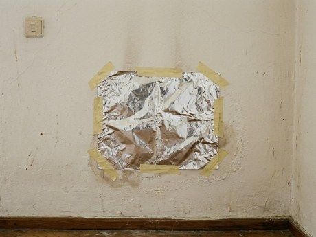 El papel de aluminio revela si la humedad está dentro de la pared