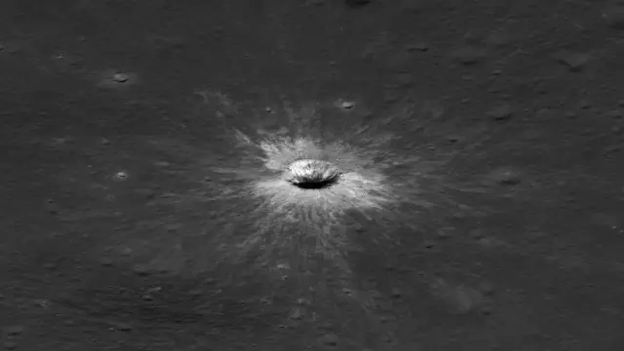 La NASA descubre un cráter lunar de 222 metros creado en 2024
