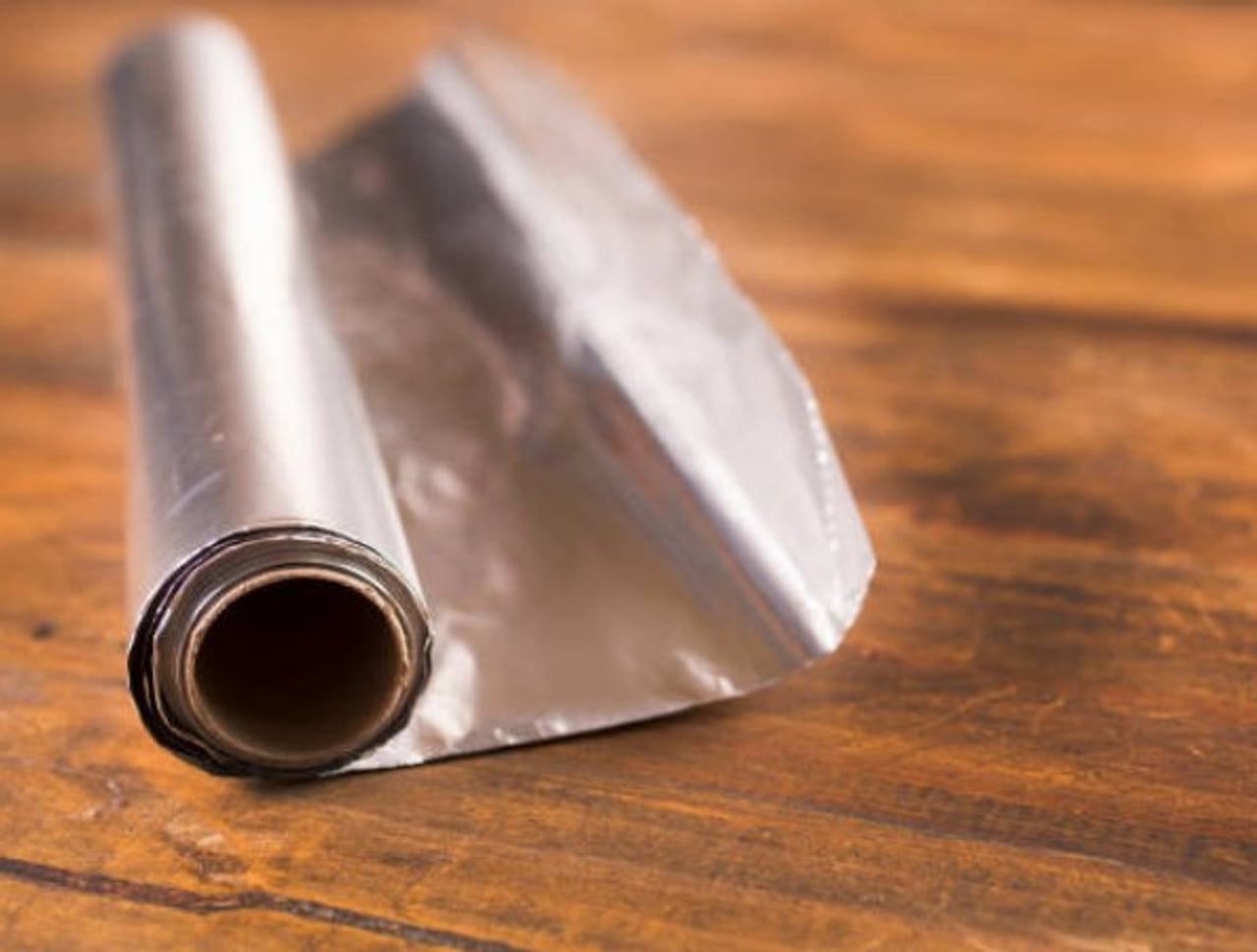 El papel de aluminio revela si la humedad está dentro de la pared
