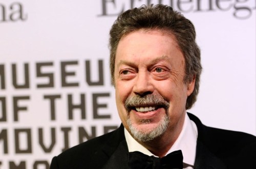 Luto por Tim Curry a los 80